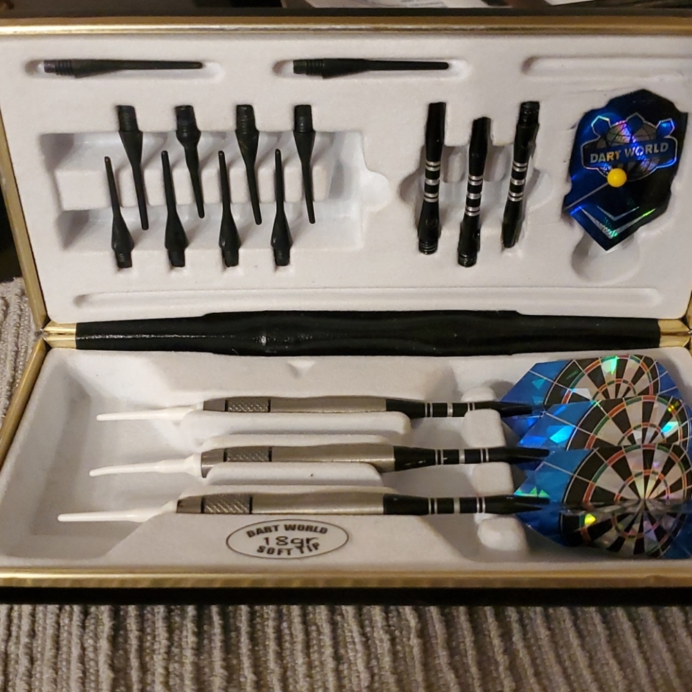 Professional darts set with case